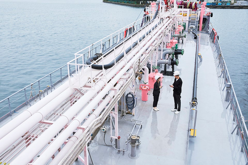 「あさひ」の甲板で、「ウェザーニュース for business」を使用してみるKDDI 日比野とウェザーニューズ 佐藤さん