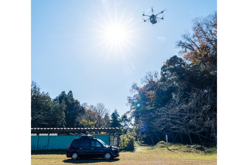 荷物を入れたドローンは上昇
