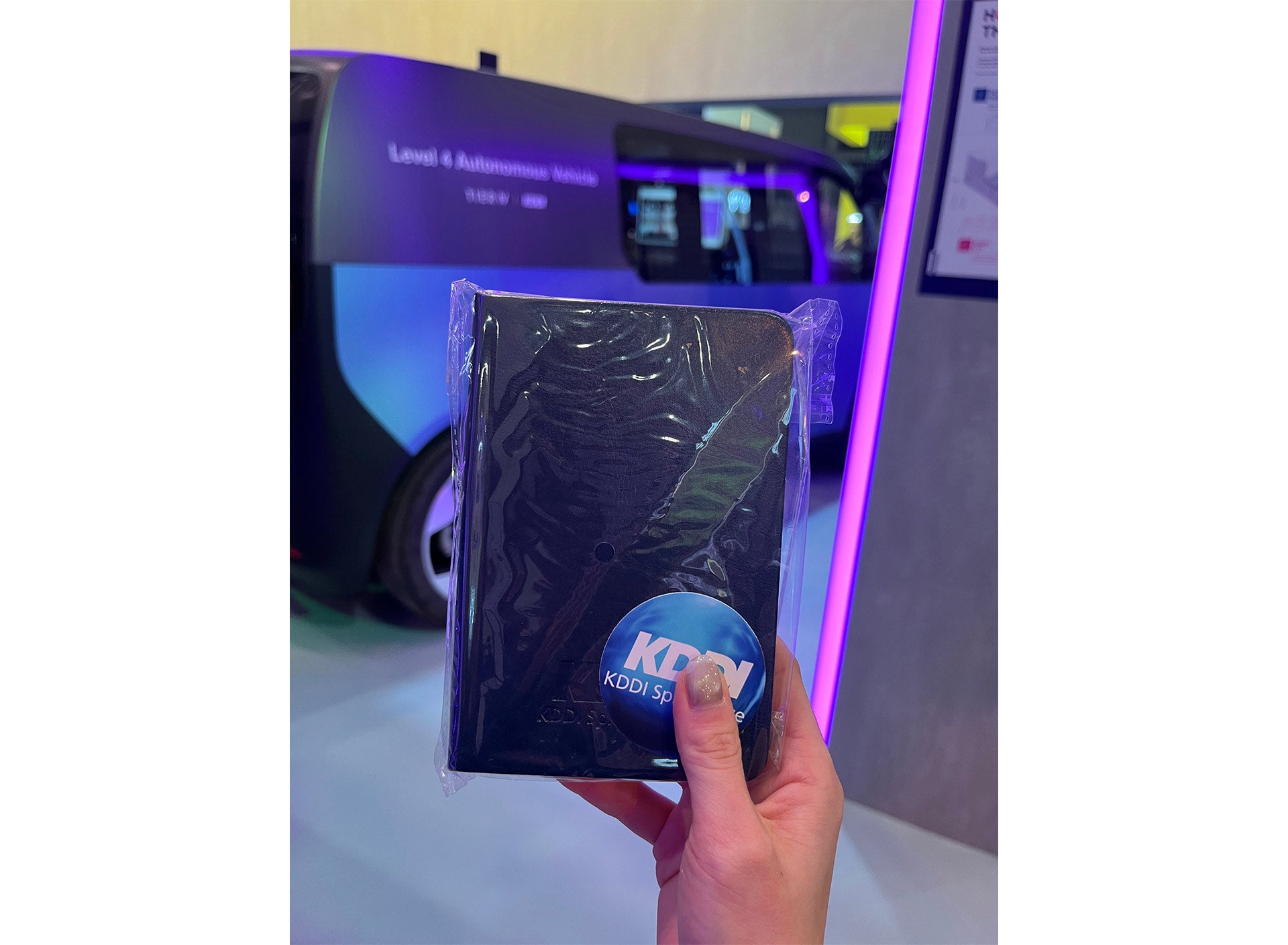 「KDDI Spherience」のロゴが入ったステッカーとノートがもらえる