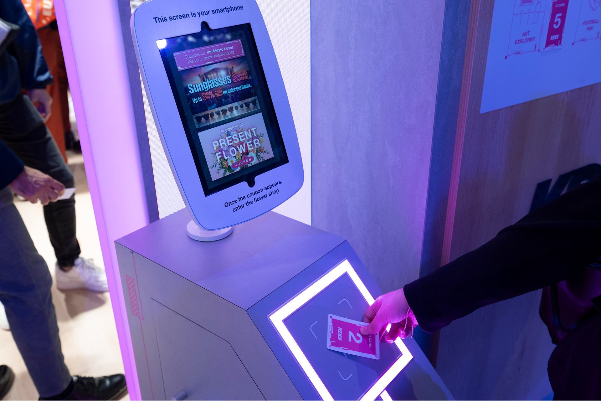 改札を通過すると、趣味嗜好にあったクーポンを表示。JR東日本の提供する「タッチトリガー」により改札通過データ