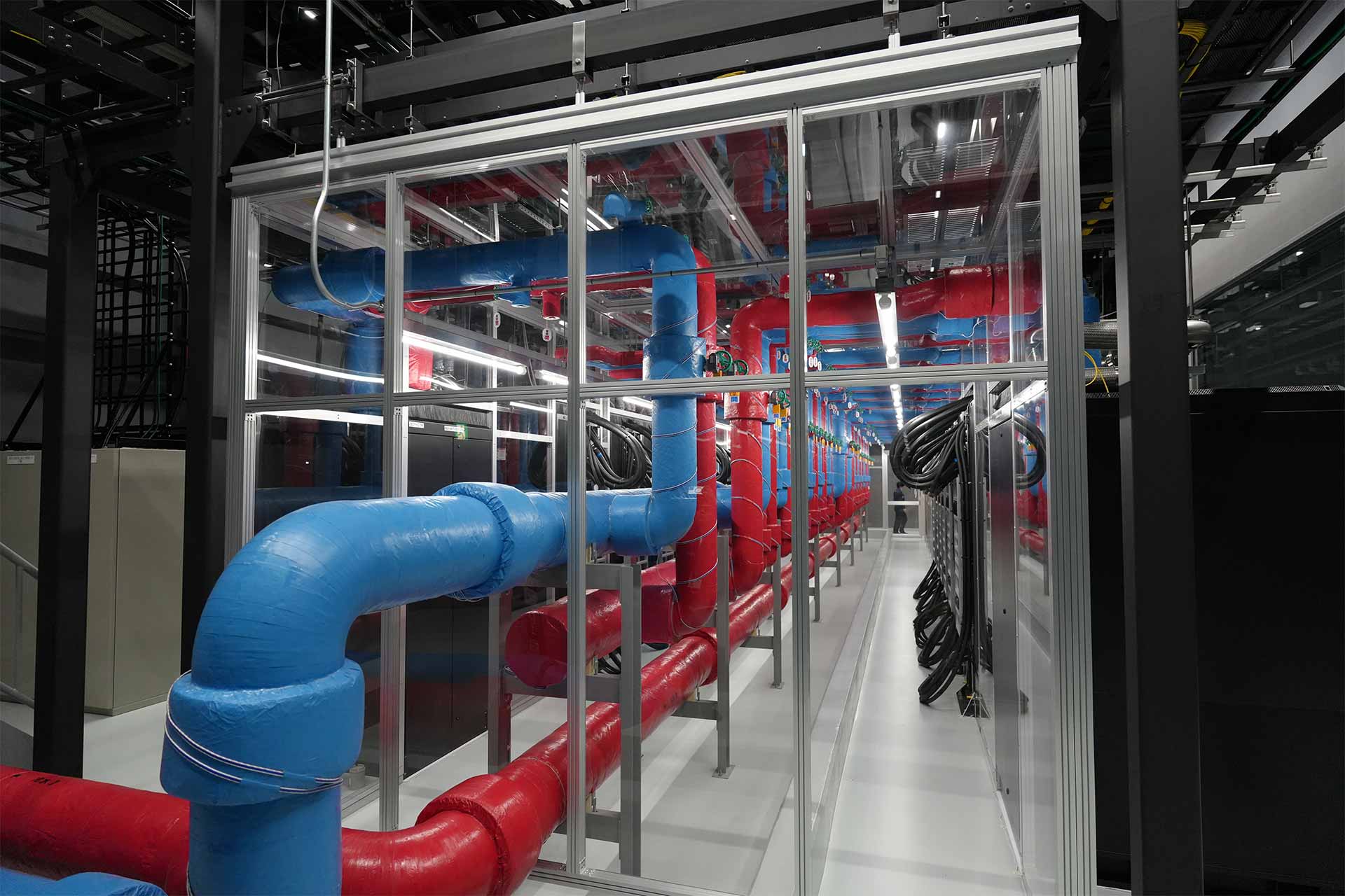 大阪堺データセンターに導入した、水冷方式の冷却装置