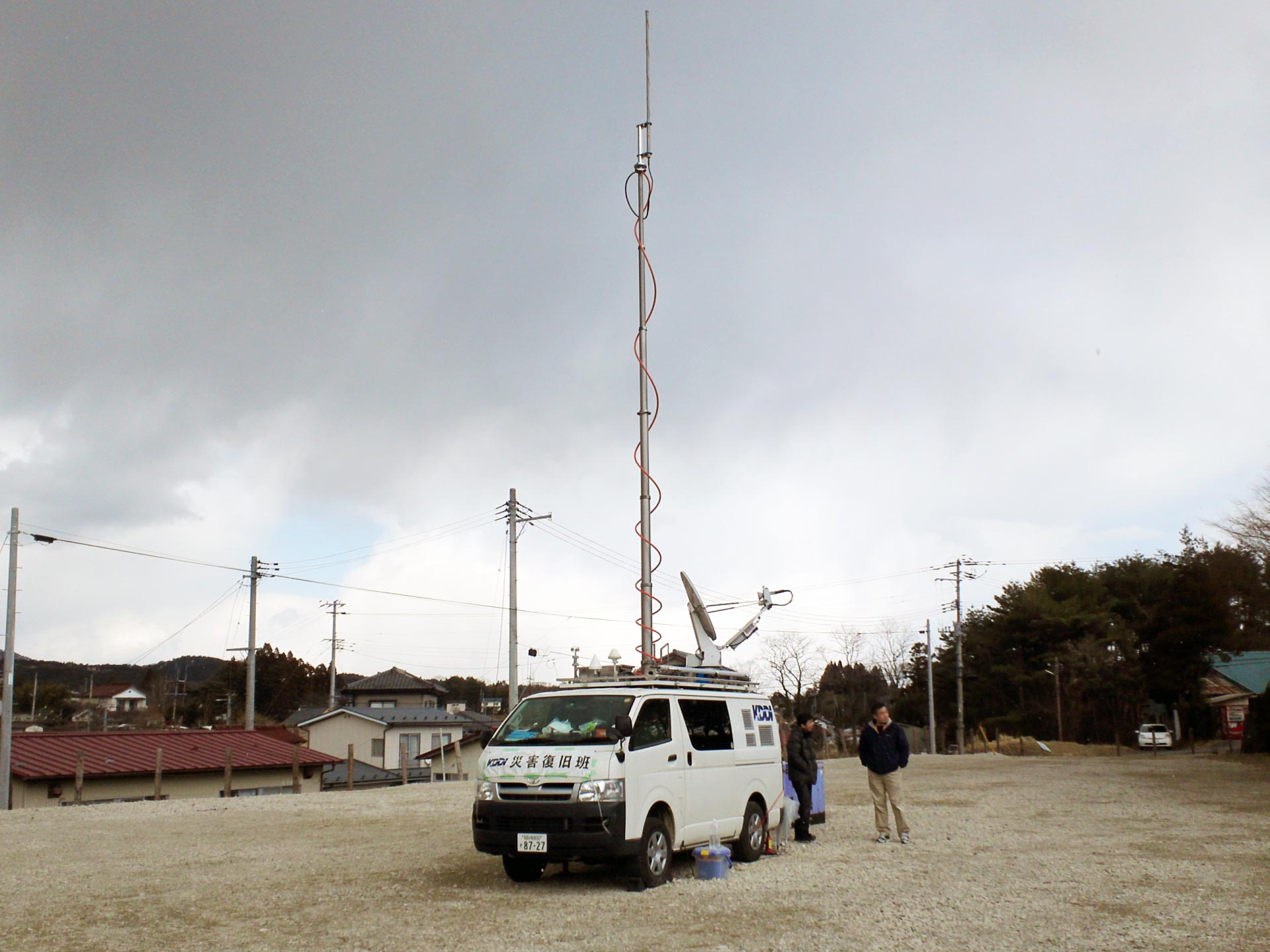 気仙沼に設営された車載型基地局（2011年3月撮影）