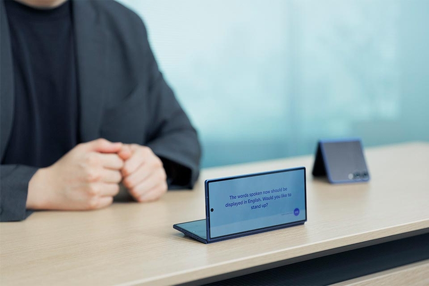 翻訳機能は、Samsung Galaxy Z Fold7に標準搭載されている「通訳」アプリで利用可能。手前には日本語、相手側には英語がリアルタイムで翻訳表示される