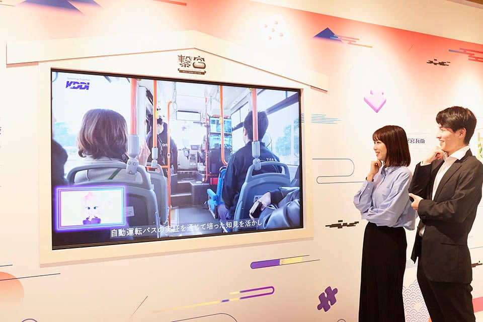 「繋宮電子瓦版」では、キャスターを務める繋宮神が、ニュース中にもワイプ（小窓）で画面に登場