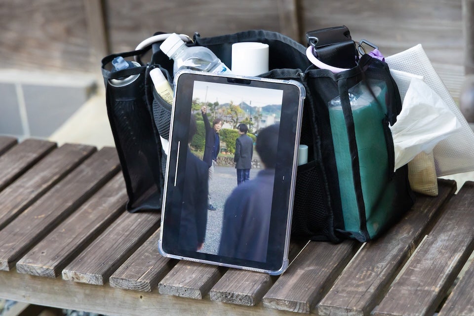 カメラに写っている映像をモニターできるタブレット。縦型映像は横幅が狭いため、横並びの複数人を撮る際はアングルを変えてカットを重ねることが多くなる