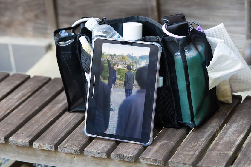 カメラに写っている映像をモニターできるタブレット。縦型映像は横幅が狭いため、横並びの複数人を撮る際はアングルを変えてカットを重ねることが多くなる