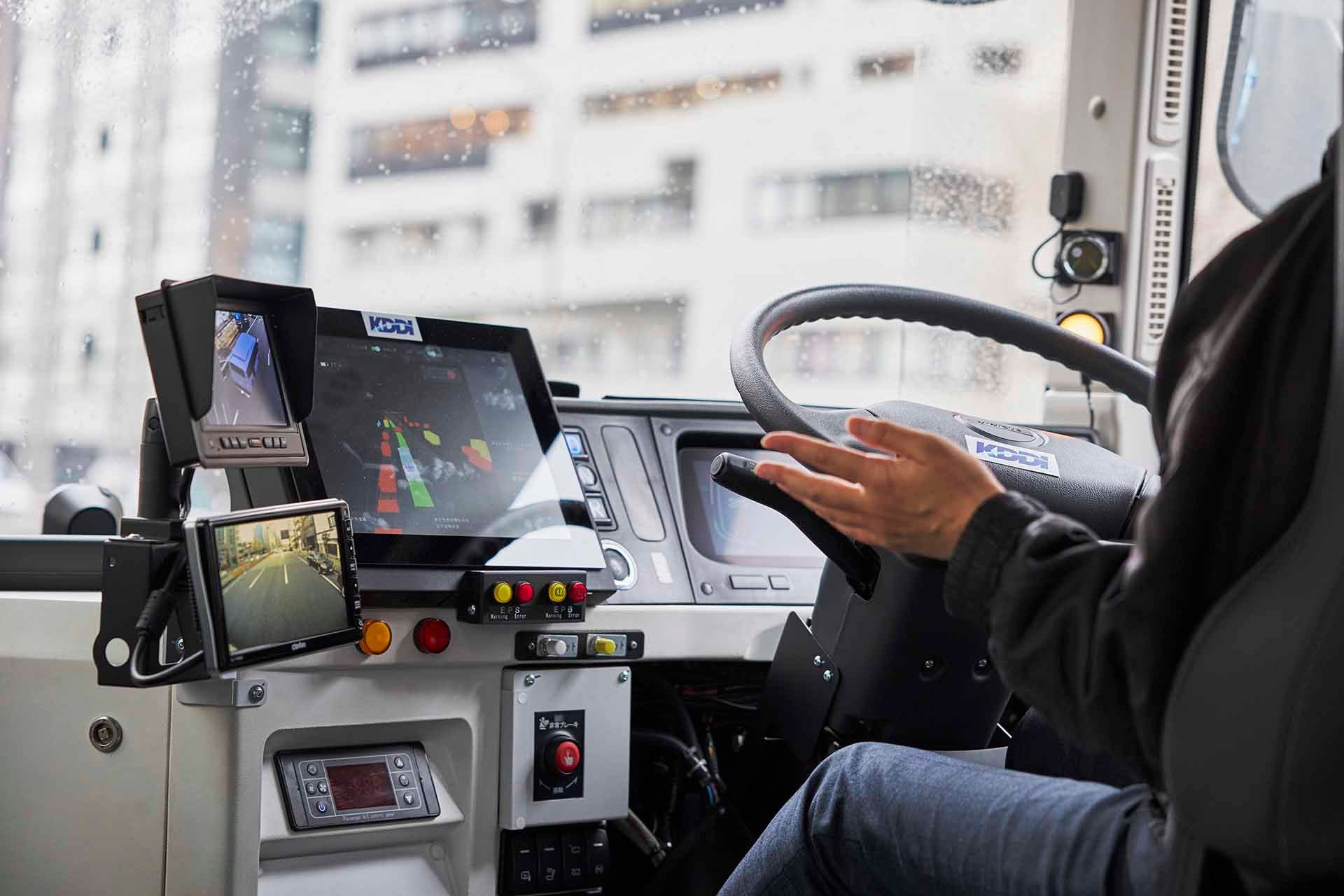 自動運転走行中は、ドライバーはハンドルに触れていない