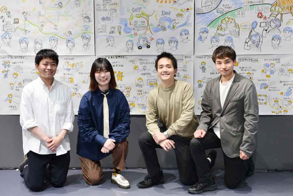 「ビジュアルレポート」の前で写真左から：植村さん、松本さん、落合さん、小野さん
