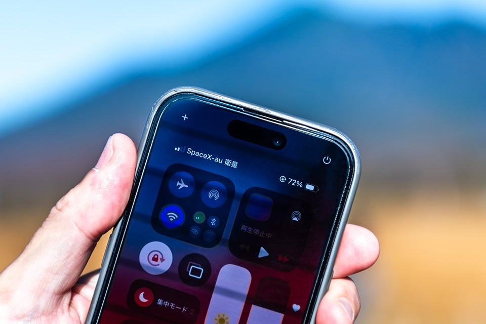 圏外でも空が見える環境であれば衛星モードに自動で切り替わり、ステータスバーの表示が「SpaceX – au 衛星」に
