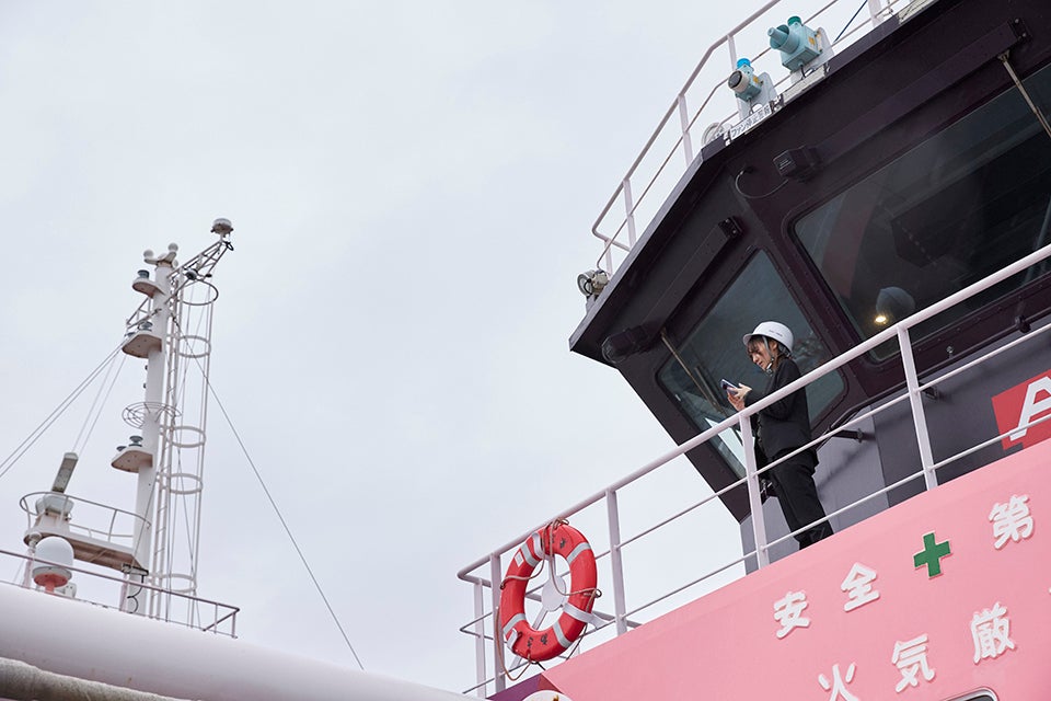 空が見える場所で、雨雲レーダーを確認