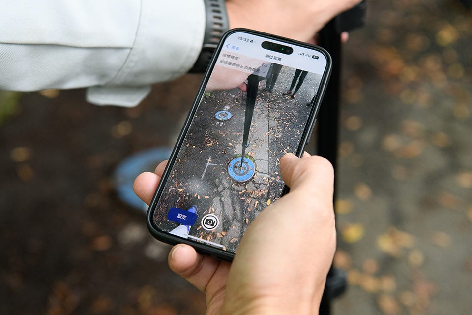 弁栓にスタンドを立て、スマートフォンに位置を記録する
