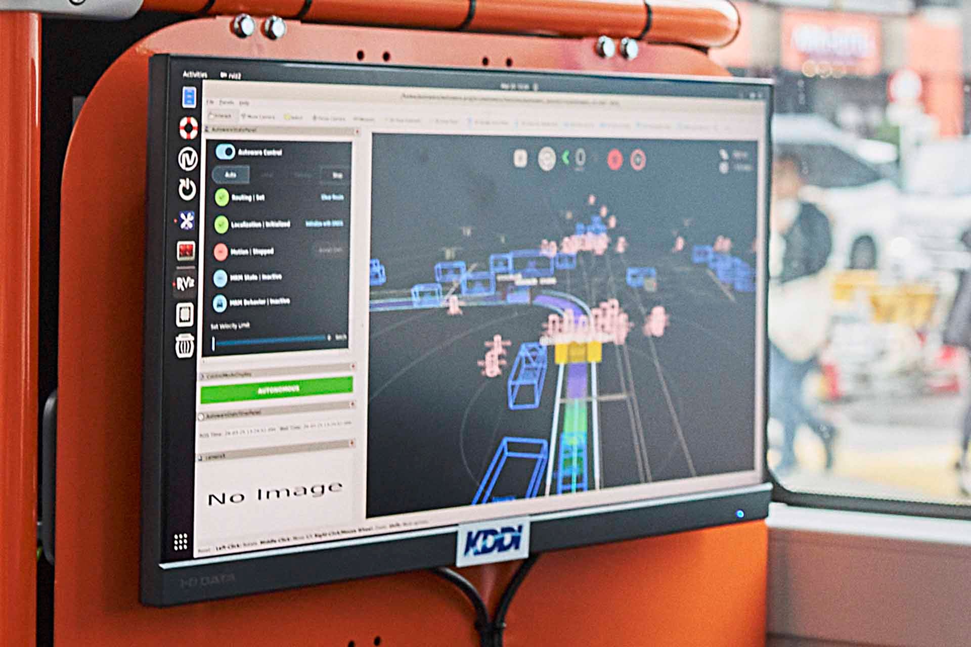 車や障害物は青い直方体に、歩行者はピンクの直方体に抽象化されて表示される