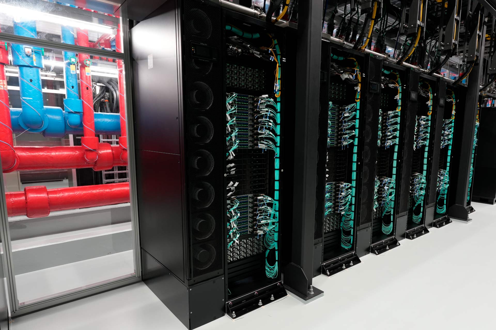 AIデータセンターのサーバールームに搬入されるGPUサーバー。NVIDIA社最新世代のGPUを搭載したHPE（ヒューレットパッカードエンタープライズ）社製「NVIDIA GB200 NVL72 by HPE」を導入