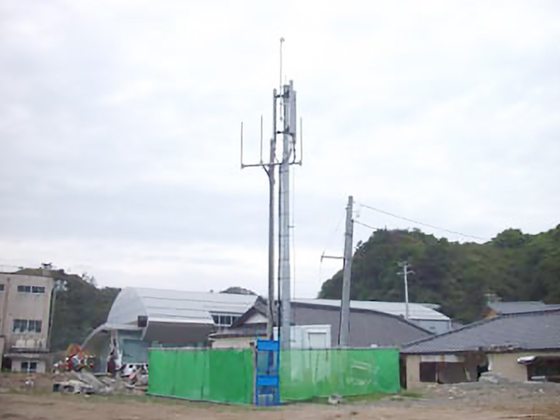 当時、無線エントランスで接続した局。有線の回線が途切れているため、電柱の先端に無線機を設営（2011年3月撮影）