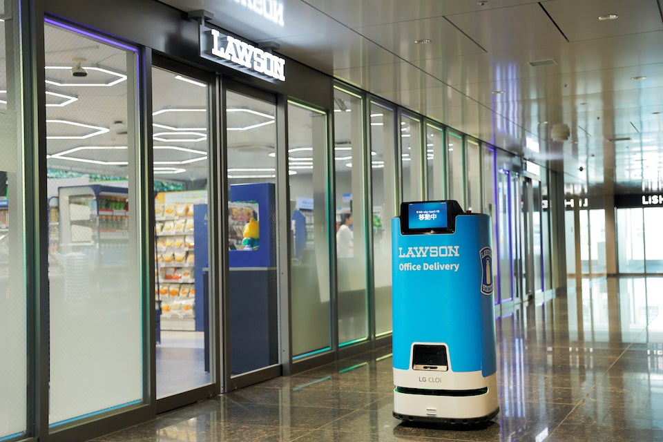 Real×Tech LAWSON（リアルテックローソン）を出発するロボット