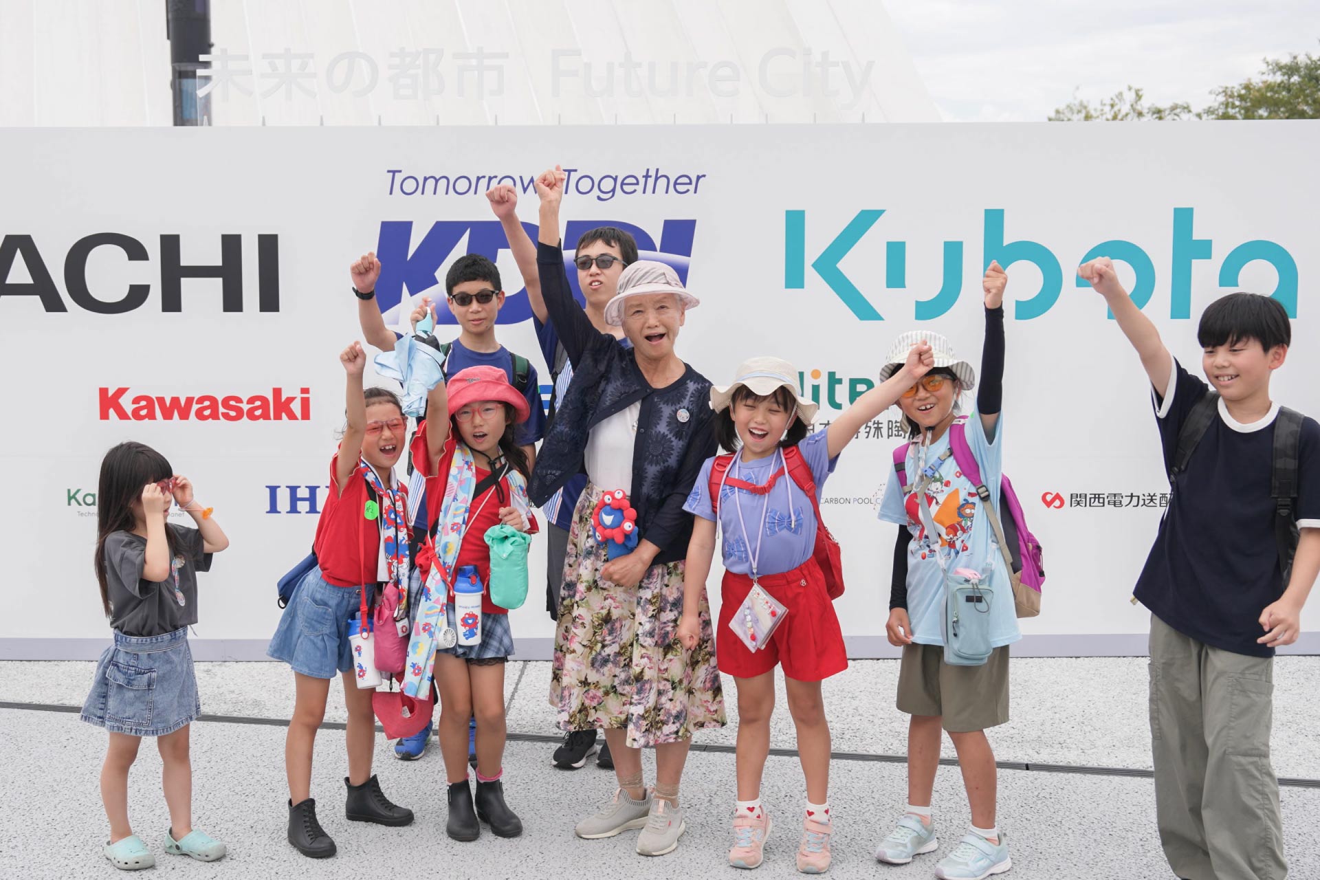 参加した子どもたち。「万博おばあちゃん」とのツアーも実施（写真下）