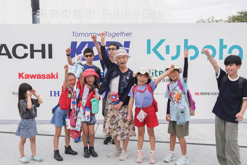 参加した子どもたち。「万博おばあちゃん」とのツアーも実施（写真下）