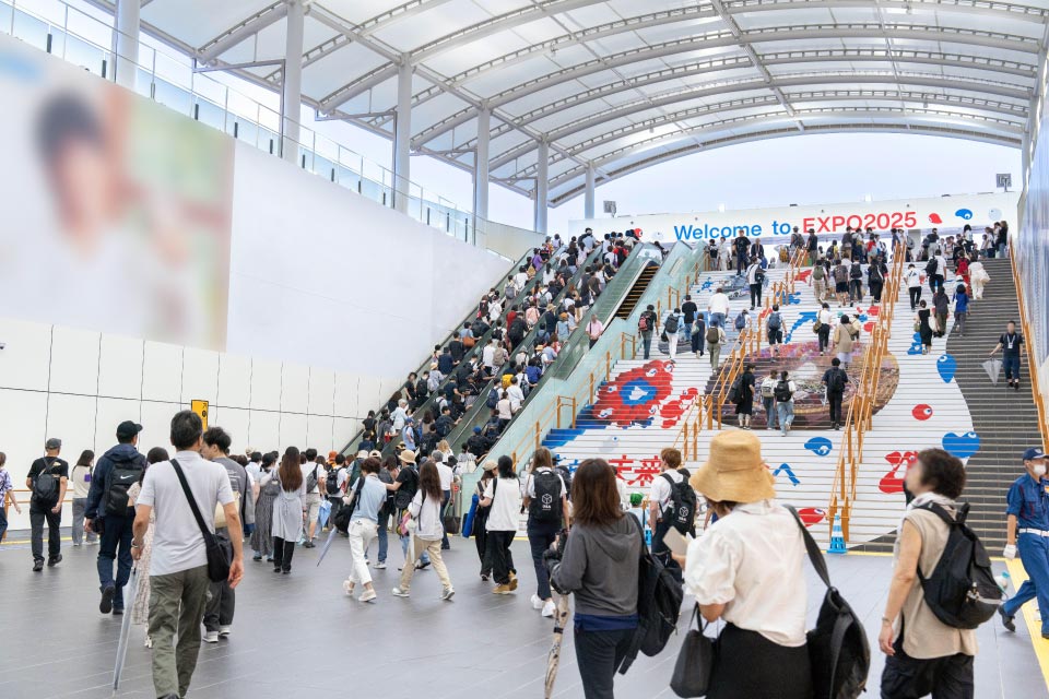 多くの来場者が夢洲駅を利用