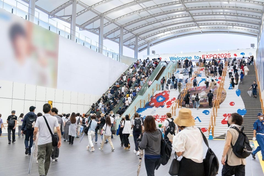 多くの来場者が夢洲駅を利用
