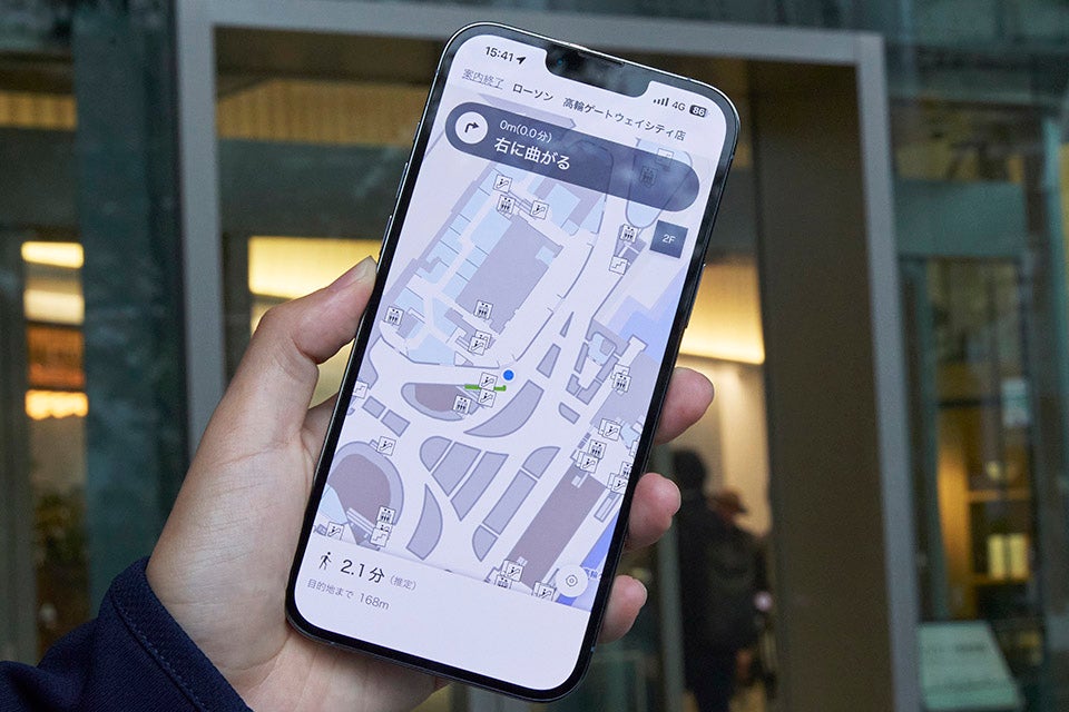 6階にあるローソンまでの経路を検索してみると、最寄りのエスカレーターに乗るよう指示される。屋外だけでなく、広々としたショッピングモール内でも、各店舗単位で詳細な経路案内が可能