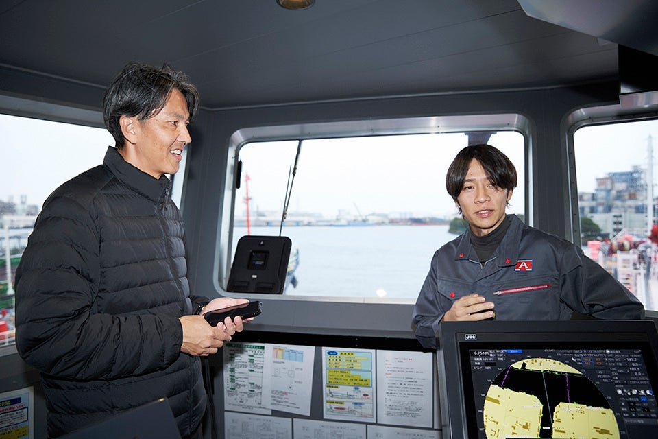 左：KDDI 日比野 健太郎、右：「あさひ」船長 藤本 旭さん