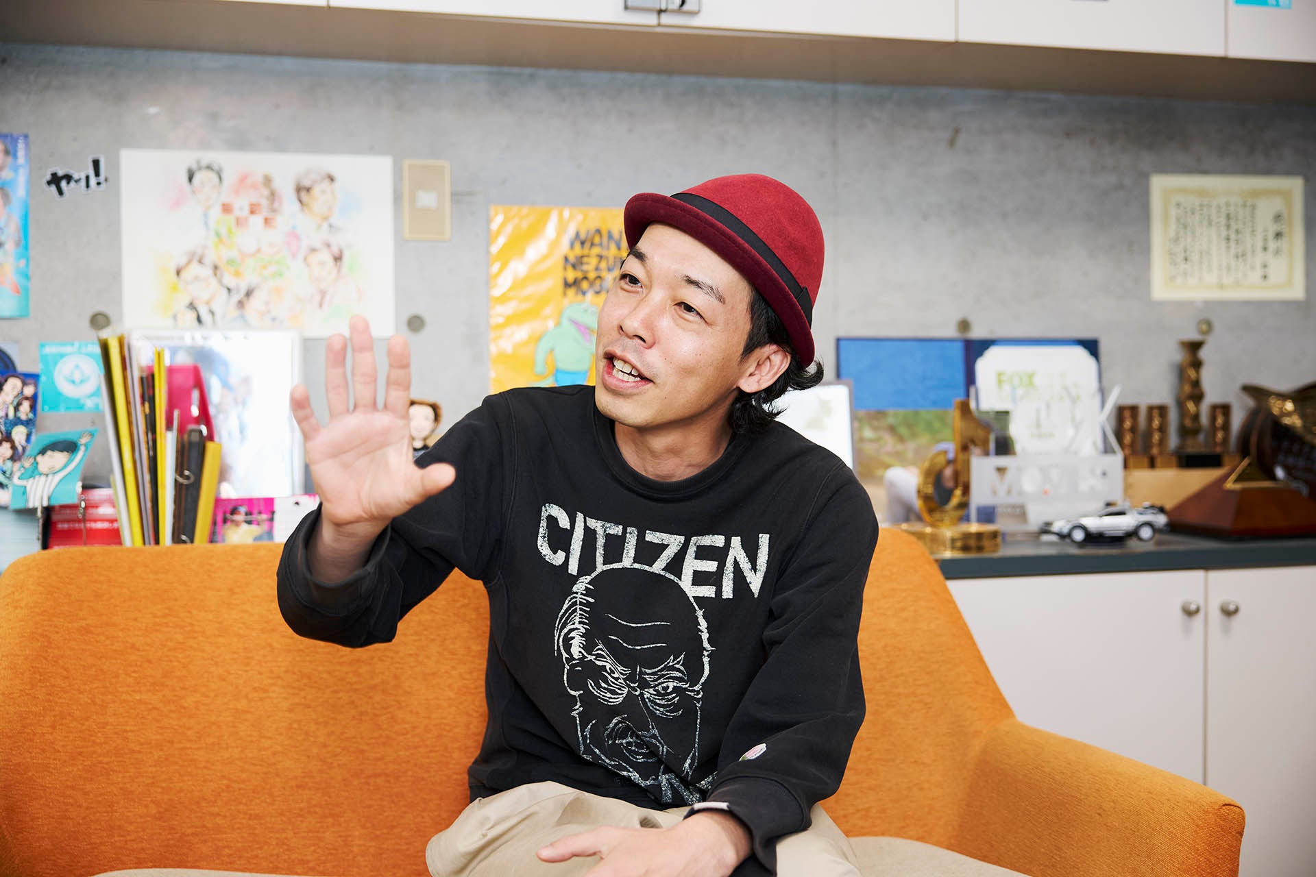 上田慎一郎監督。1984年、滋賀県出身。中学生の頃から自主映画を撮りはじめ、高校卒業後も独学で映画を学ぶ。2018年、初の劇場用長編『カメラを止めるな！』が大ヒット。2023年、監督先の縦型短編『レンタル部下』が「TikTokShortFilm コンペティション」でグランプリを受賞