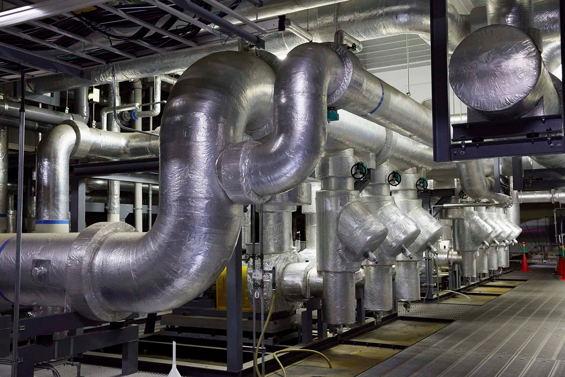 冷却した水をサーバーのフロアまで運ぶ水配管