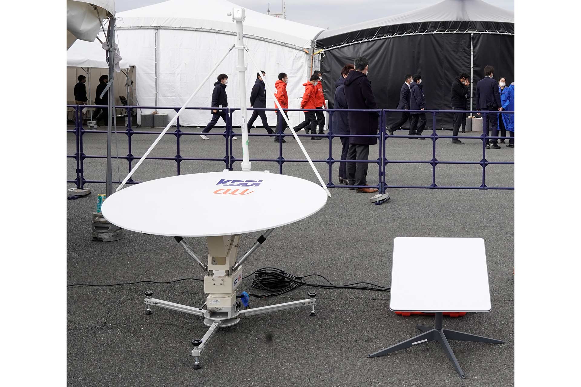 静止衛星用パラボラアンテナ（左）、Starlinkアンテナ（右）。車載型基地局・可搬型基地局で使用する従来の静止衛星用パラボラアンテナとStarlinkアンテナを比較すると、約2/5の大きさ、約1/7の重さだ