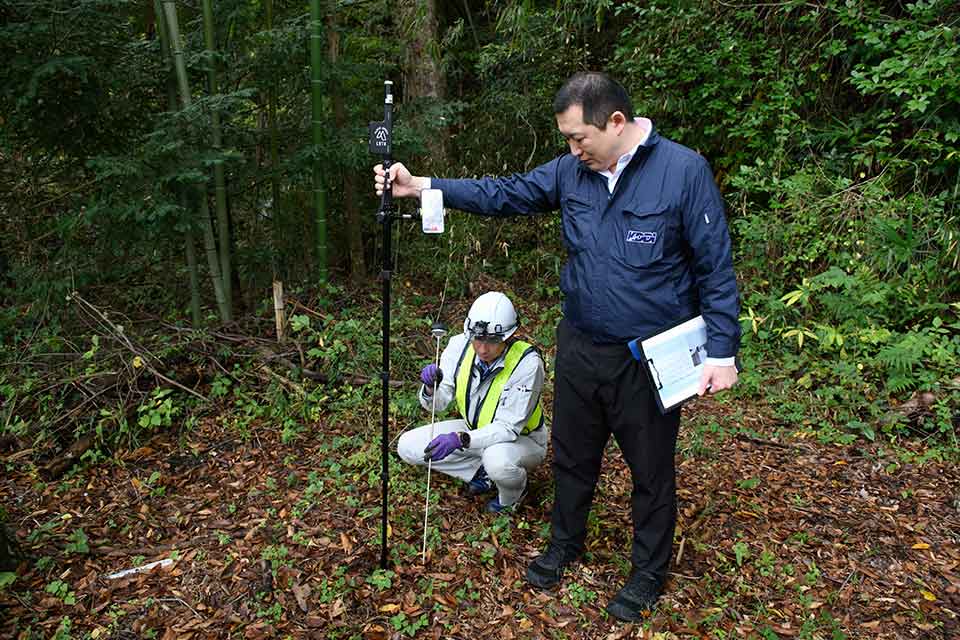 目的の弁栓の位置を特定し、金属製の棒でつついて弁栓があることを確認