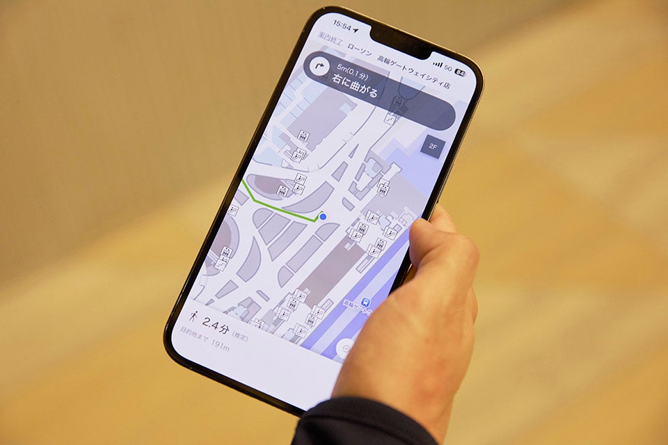 数メートル単位でマップに指示が表示される。（エスカレーターでの上階への移動、さらに上りエスカレーターへの乗り継ぎなども表示可能。）