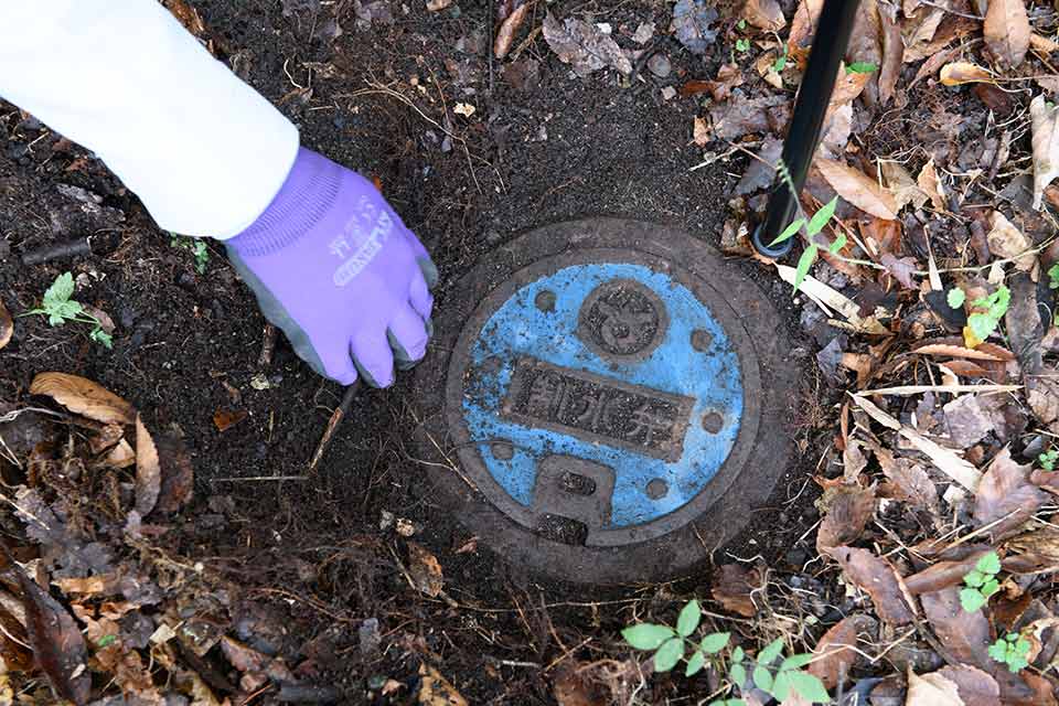 埋もれた弁栓を掘り起こす