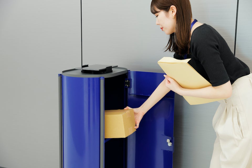 配送ロボットから郵便物を取り出す