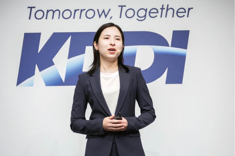 KDDI ビジネス事業本部 ビジネスデザイン本部 エネルギー・運輸営業部 志田 亜里菜