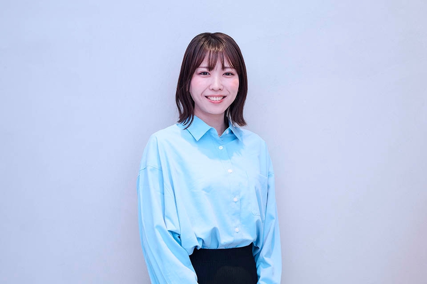KDDI人 事本部 人財開発部 林 真奈香。新卒採用を担当しており、就活イベントに登壇することも多い