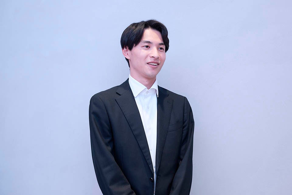 KDDI コーポレートシェアード本部 購買・経理プロセス革新部 光野 亘。グループ会社の経理業務を担当