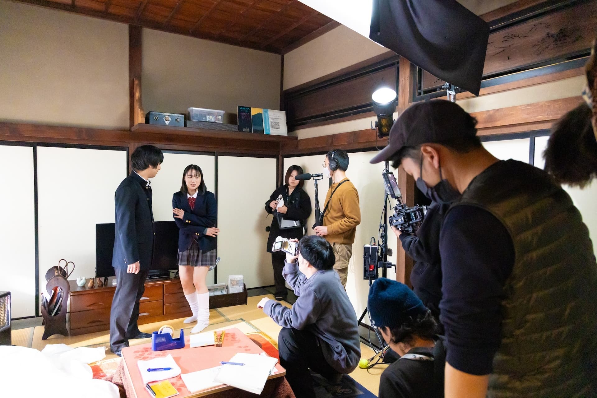 室内での撮影のリハーサル。作中の映画撮影のテストシーン