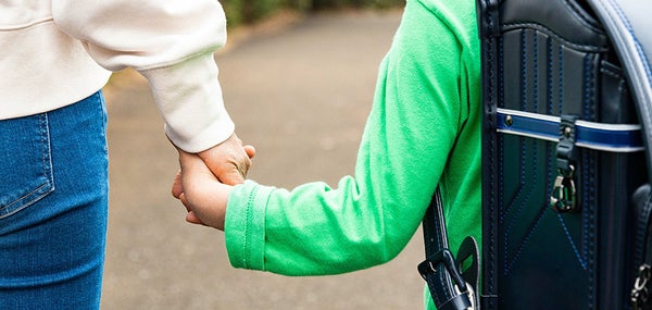 子どもが安心して外出できる社会を―「キッズ向けケータイ」と「みまもりGPS」に託す思い