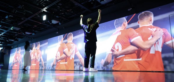 未来のサッカースタジアムが銀座に。担当者が描いた「2030年の観戦体験」とは