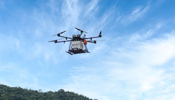 ドローンが人の役に立つ社会へ 通信を活用した「KDDIスマートドローン」が叶える未来とは