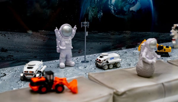 月でもスマホがつかえる未来？メガネや時計がアンテナに？KDDI総合研究所が通信の研究技術を紹介