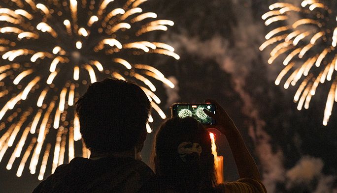 人工島に電波を！「桜島と芸術花火2022」でスマホが快適に使えたauの取り組みに密着