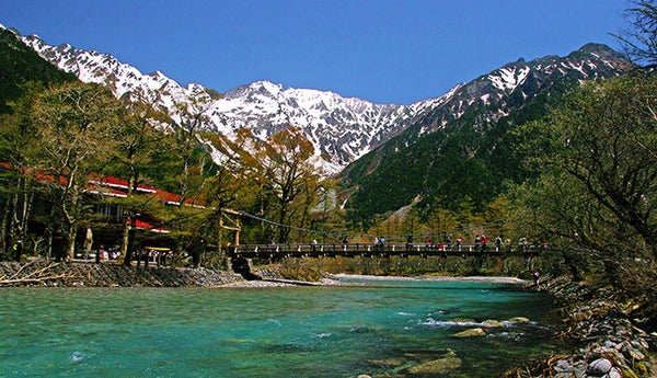 山の岩壁が巨大な“反射板”に？ 北アルプスに電波を届ける驚きのアイデア