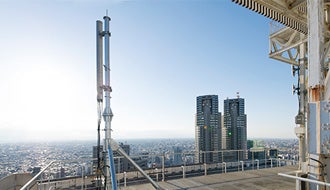 人と人をつなぐ通信を、止めない――KDDI大ゾーン基地局が目指すもの