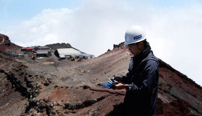 「“富士山”が勤務地です！」 登山者の安全と快適のために、日本最高峰へ電波を届ける