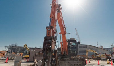 遠隔操作の無人建機で災害復旧！ 建設業界の課題を解決する『au 5G通信』の実力