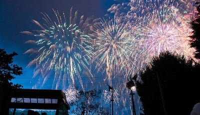 日本一の花火大会でスマホをつなげ！ 電波を届ける舞台裏に密着