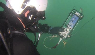 海中のダイバーがLINEを使えた！ 鍵を握るのは『青色LED光通信』