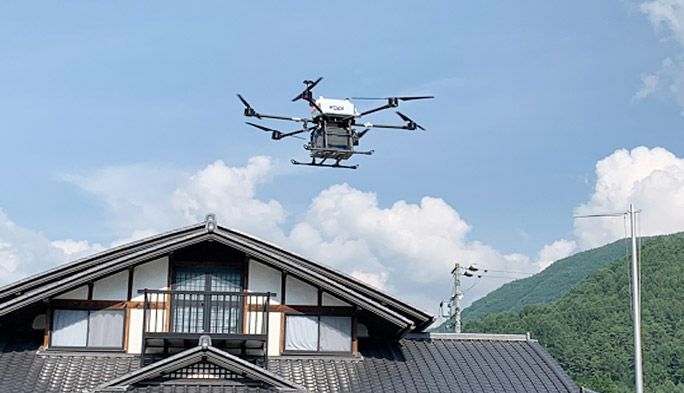 買い物に行けない高齢者を支援 国内初のドローン配送サービスを支えるKDDIの通信技術