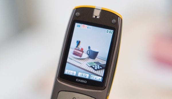 au初のカメラ付きケータイの画素数は？携帯カメラ進化の歴史を実機で検証
