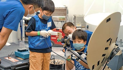 パラボラを組み立てよう！出張版「キッザニア」で災害時の衛星通信の仕事を体験